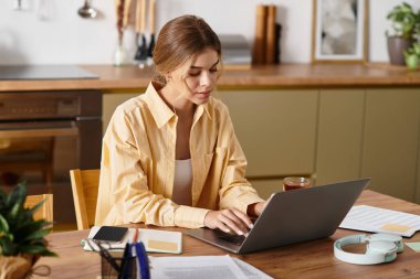 Genç bir kadın sıcak ve davetkar bir çevreyle çevrili olarak evdeki işine odaklanıyor..