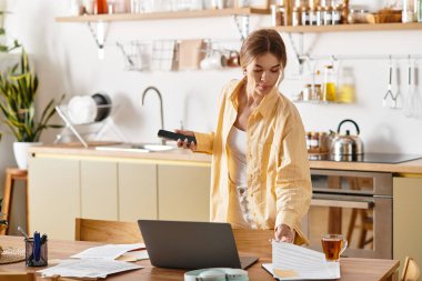 Genç bir kadın şık bir mutfakta duruyor, görevlerine odaklanmış, sıcaklık ve rahatlıkla çevrili..