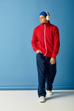 Bereli ve kırmızı ceketli şık bir genç adam moda ve güven hissi uyandırıyor..