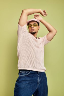 Modayı takip eden Afrikalı genç bir Amerikalı cesur pembe elbisesiyle kendinden emin poz veriyor..