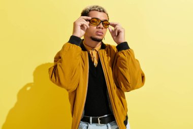 Bombacı ceketi giymiş kendine güvenen genç bir zenci parlak stüdyoya yeni yetenekler katıyor..