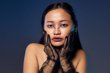 İlginç genç kadın benzersiz ve ürkütücü makyaj sanatını sergiliyor.