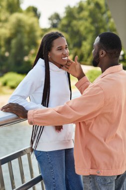 Sevgi dolu bir çift, suyun kenarında yürürken çok hassas bir anı paylaşır. Birbirlerinin varlığının tadını çıkarırlar..