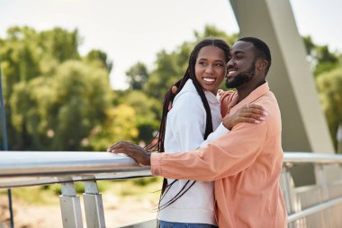 Sevgi dolu bir çift, huzurlu bir patikada el ele yürürken neşeyi paylaşır..