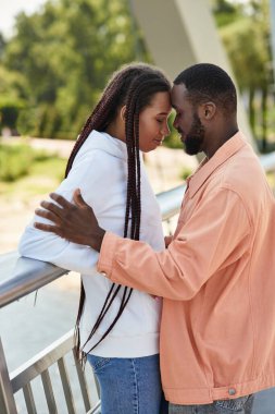 İki genç aşık birlikte güzel bir gezintide hassas bir anın tadını çıkarırlar..