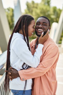 Genç bir çift yakın yürür, gülümsemelerini ve sıcaklığını paylaşır, birbirlerine olan aşklarına dalarlar..