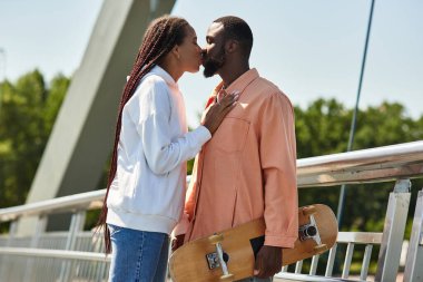 Sevgi dolu bir çift köprüde durur, dışarıda yürürken özel bir anın tadını çıkarırlar..