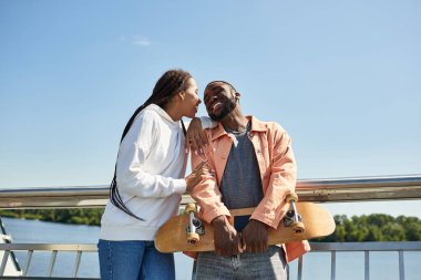 Sevgi dolu bir çift, rıhtım boyunca mutlu bir gezinti yapar, gülümser ve samimi anları paylaşır..