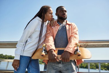 Sevgi dolu çiftler su kenarında el ele dolaşır, tatlı anları paylaşır ve birlikte gülerler.