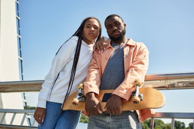 Sevgi dolu bir çift el ele gezer, dışarıda güzel bir ortamda vakit geçirir..