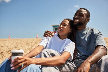 Sevgi dolu bir çift birlikte yürür, açık havada gülücükler ve kahkahalar paylaşır.