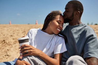 Genç bir çift el ele geziyor, gülücükler ve sevgi ve bağlılık duyguları paylaşıyor..