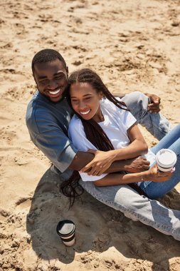 Sevgi dolu çift, büyüleyici bir cadde boyunca el ele yürür, havada neşe ve romantizmi kucaklarlar..