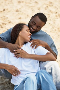 Sevgi dolu bir çift el ele yürür, birlikte geçirdikleri zamanın tadını çıkarırken gülüşlerini ve gülücüklerini paylaşırlar..