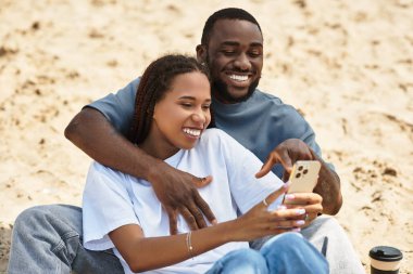 Sevgi dolu bir çift gezintiye çıkar, açık gökyüzünün altında neşe ve kahkaha paylaşırlar..