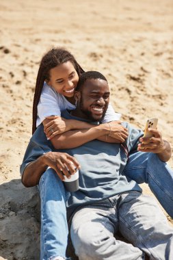 Sevgililer keyifli bir anı paylaşıyorlar, açık havada resim gibi bir alanda dolaşırken, birlikte gülüyorlar..