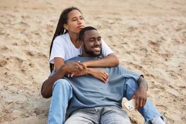 Aşıklar el ele yürür, kahkahaları ve sevgiyi açık havada paylaşırlar..