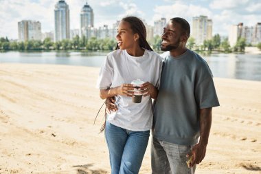 Birbirini seven çiftler su kenarında el ele dolaşır, gülücükler ve güzel anları paylaşırlar..