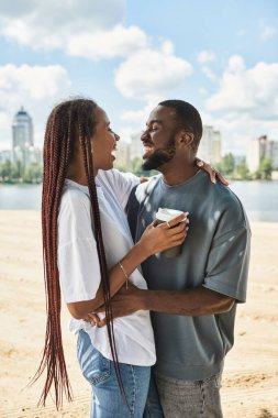 Genç bir çift, nehri aşklarını ve kahkahalarını paylaşıyor..