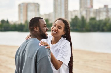 Bir çift el ele yürür, gülümser ve kahkahaları paylaşır..