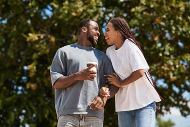 İki genç aşık birlikte yürür, birlikte güler ve açık havada neşeli anlar yaşarlar..
