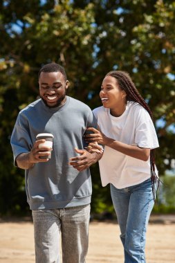 Birkaç neşeli gezinti, neşeli anlar ve gülücükler doğanın tadını çıkarırken.