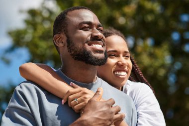 Genç çift, güzellikler ve güneş ışığıyla çevrili büyüleyici bir yolda mutlu bir şekilde geziniyor..