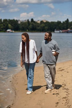 Sevgi dolu bir çift kumlu sahil boyunca huzurlu bir yürüyüş yapar, birlikte güzel anılar yaratırlar..