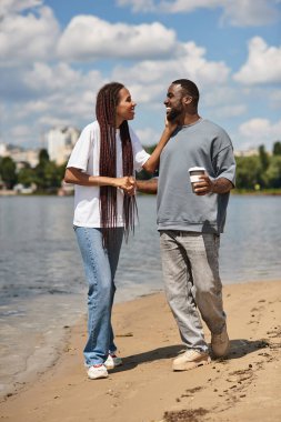 Sevgi dolu bir çift el ele yürür, gülücükler ve kahkahalar atar..