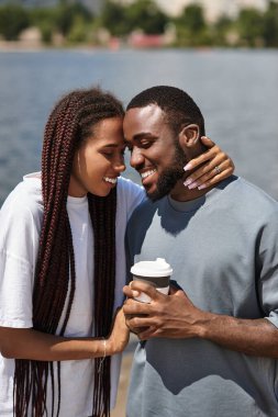 Su kenarında birkaç gezinti, keyifli anlar ve güneşin altında derin bir sevgi paylaşımı..