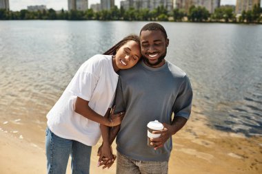 Sevgi dolu bir çift su kenarında el ele gezer, yolculuklarına dalmış..