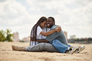 Genç bir çift birlikte mutlu bir şekilde yürüyor, şehirde kahkahalarını ve aşklarını paylaşıyorlar..