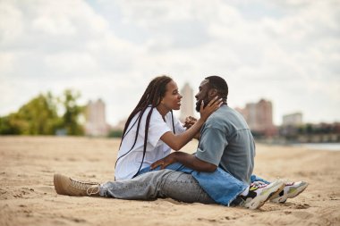 Sevgi dolu bir çift, sakin bir sahil boyunca sessiz bir yürüyüş yapar. Birbirlerine derinden bağlandıklarında kucaklaşırlar..