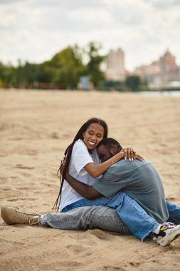 Genç bir çift dışarıda mutlu bir şekilde geziniyor, güzel bir ortamda aşkla birleşiyor..