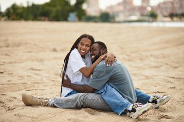 Neşeli bir çift el ele gezer, şefkatlerinin sıcaklığının tadını çıkarırlar..