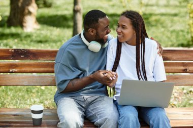 Genç çiftler el ele gezerler, birlikte eğlenirken gülüşürler ve kahkaha atarlar..