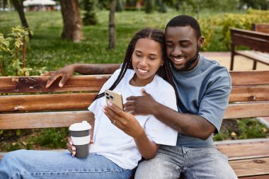 Birbirini seven çiftler, el ele gezerler, kahkahalar ve neşe paylaşırlar..