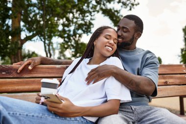 Sevgili ortaklar parkta barışçıl bir yürüyüş sırasında birbirlerine eşlik etmekten zevk alırlar..