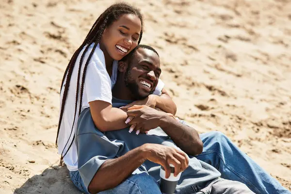 Genç bir çift el ele gezer, güler ve doğada birbirlerine eşlik ederek eğlenir..