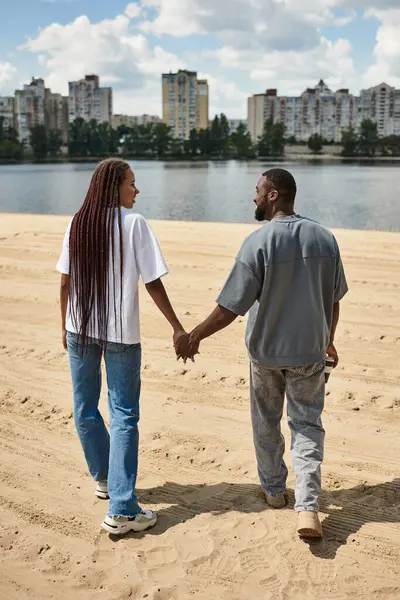 Birbirini seven çiftler kumlu sahilde el ele dolaşır, birlikte eğlenirler..