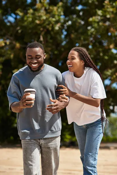 Birkaç neşeli gezinti, neşeli anlar ve gülücükler doğanın tadını çıkarırken.