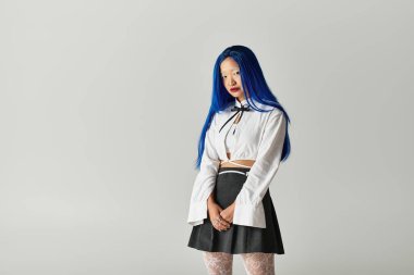 Güzel, genç Asyalı bir kadın kendine güvenen, kendine güvenen, modaya uygun, mavi saçlı bir kadın..