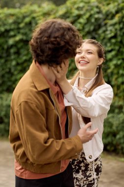 Sevgi dolu bir çift güzel bir parkta birlikte yürür, hassas anları paylaşır ve neşe dolu kahkahalar atar..