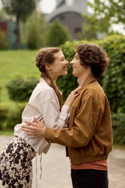 Genç çift açık hava parkında dolaşırken birbirlerine eşlik etmekten hoşlanırlar..