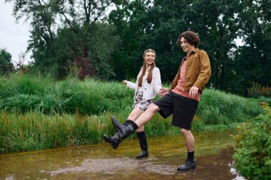 Sevgi dolu çift, yemyeşil sularla çevrili su birikintilerinde el ele yürür..