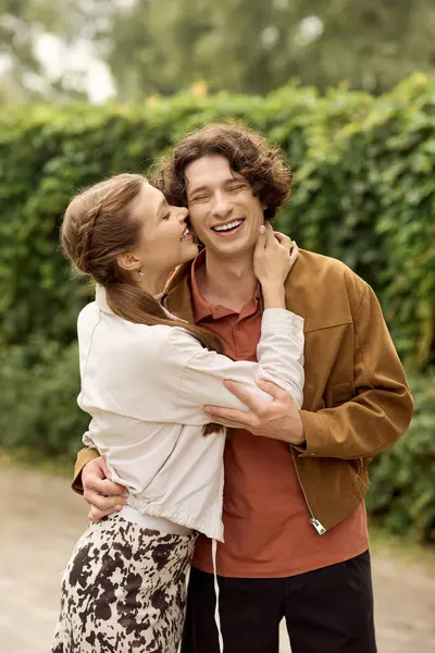 Bir çift yürüyüş yaparken şefkatle kucaklaşır, parkta birbirlerine eşlik ederek eğlenirler..