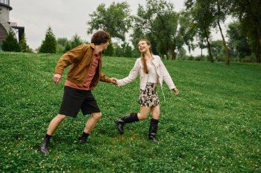 Erkek ve kadın el ele yürür, birbirlerine eşlik ederler ve güzellikten zevk alırlar..