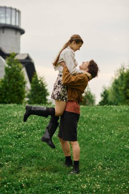 Sevgi dolu genç bir çift parkta keyifli bir yürüyüş yapar, birbirlerini kucaklarlar..