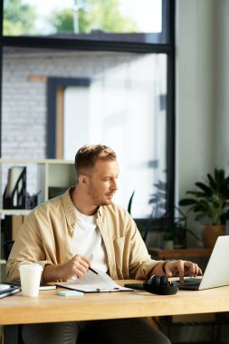 Yakışıklı genç profesyoneller şık bir ofiste masa başında otururken iş ile meşgul olurlar..