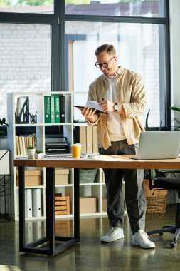 Kendine güveni tam bir işadamı masasının başında duruyor, belgeleri gözden geçirip canlandırıcı bir içkinin tadını çıkarıyor..